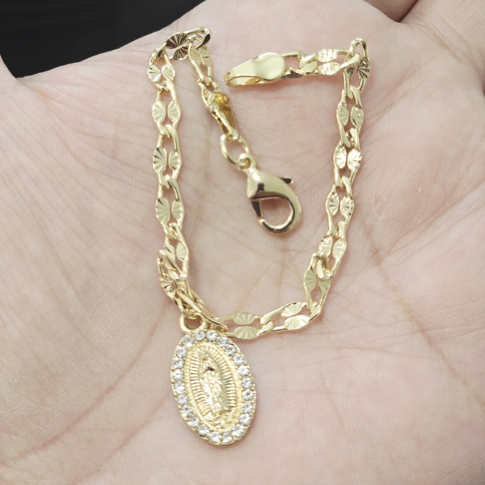 Gold Cable Chain Bracelet with Oval Medallion
